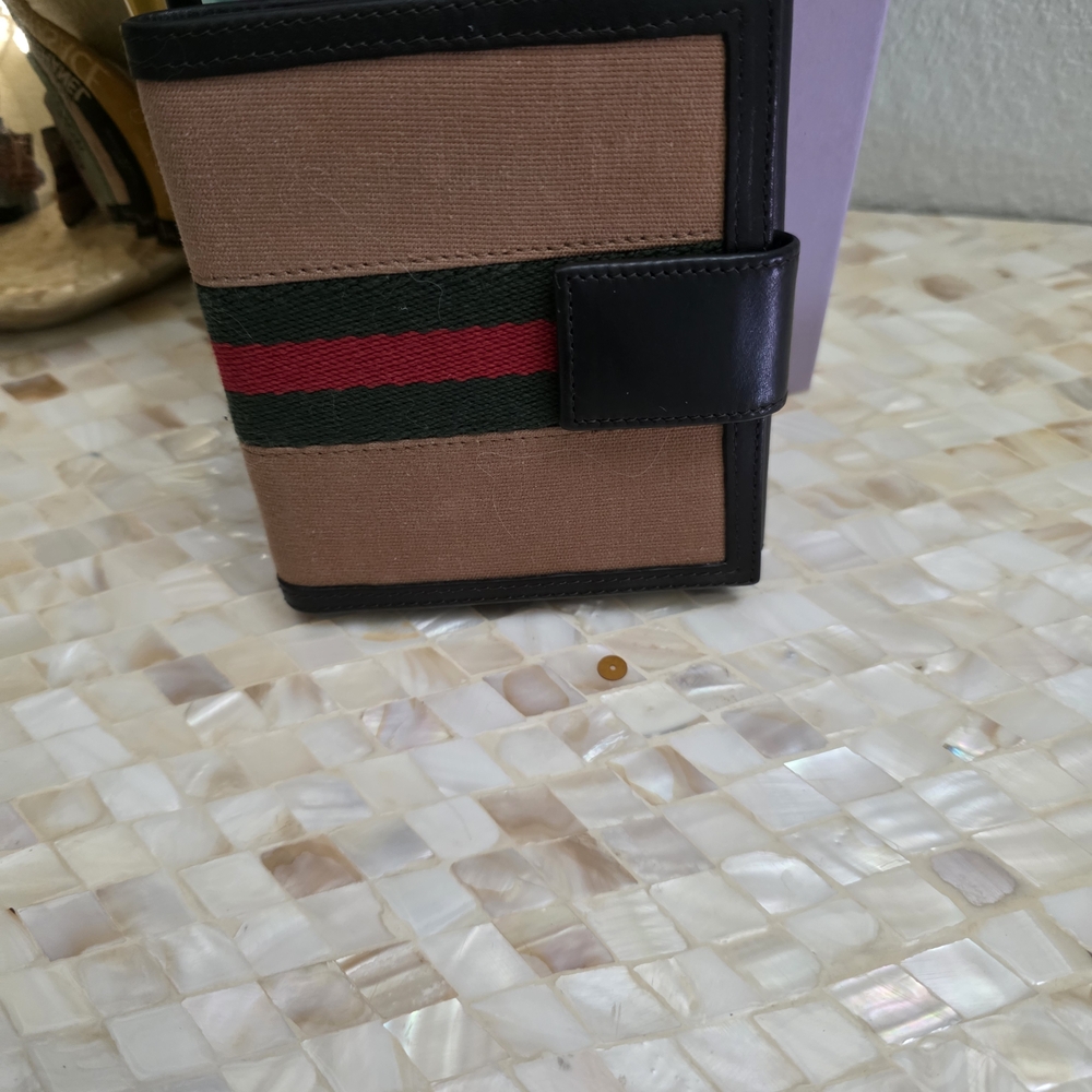 EUC GUCCI Stylish Tan and Black Wallet with Red and Green Stripe